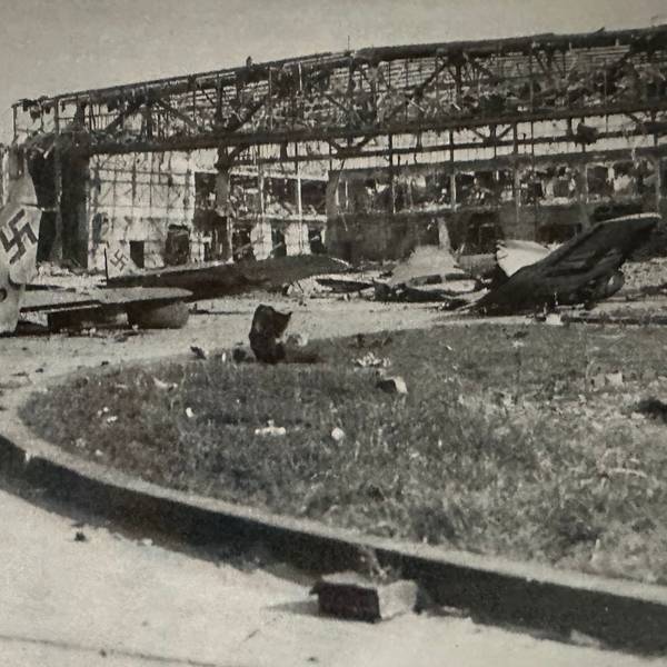Der Flugplatz Hangelar im Zweiten Weltkrieg, Blick auf die von deutschen Pionieren gesprengte Werft im Nordwestbereich des Flugplatzes. Heute ist das Gelände im Besitz der Bundespolizei.