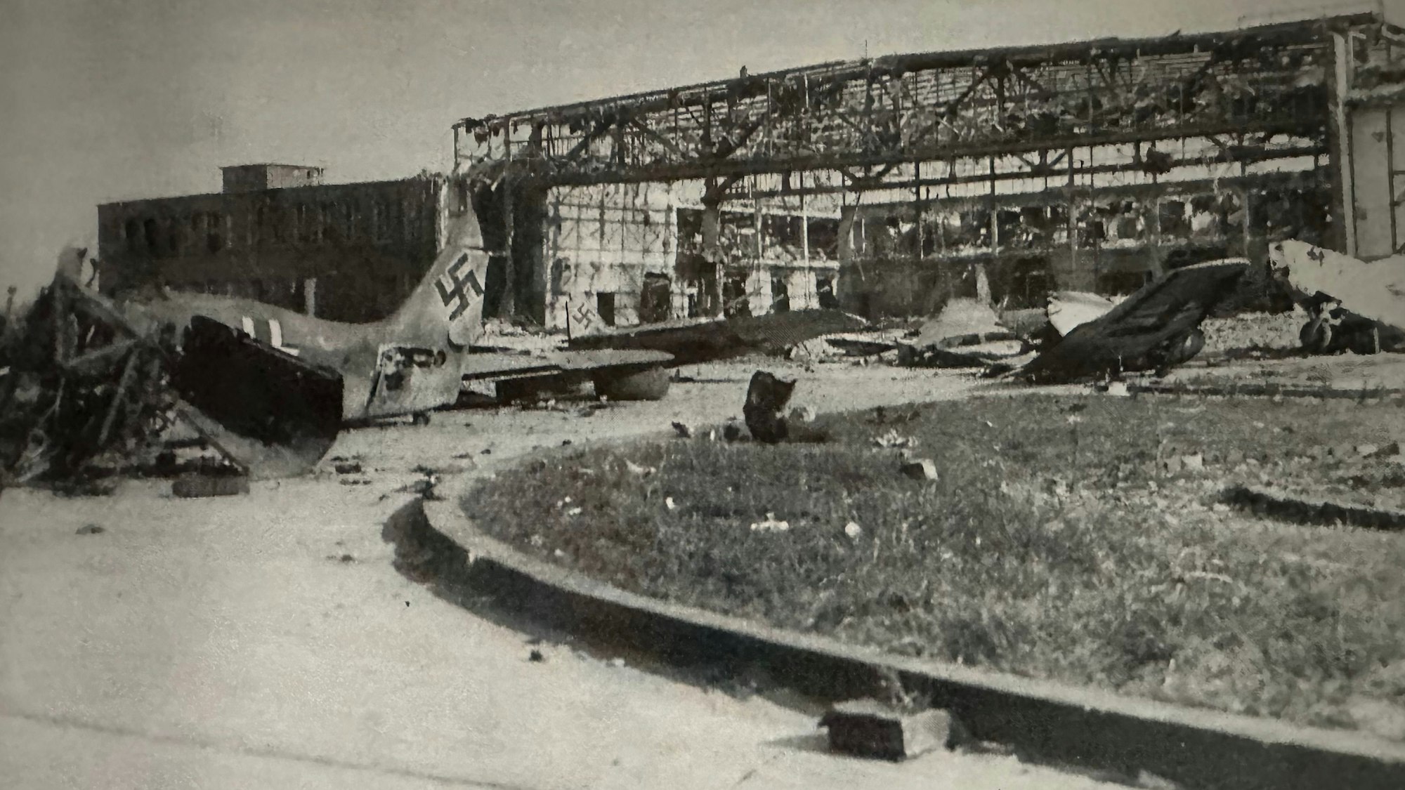 Der Flugplatz Hangelar im Zweiten Weltkrieg, Blick auf die von deutschen Pionieren gesprengte Werft im Nordwestbereich des Flugplatzes. Heute ist das Gelände im Besitz der Bundespolizei.