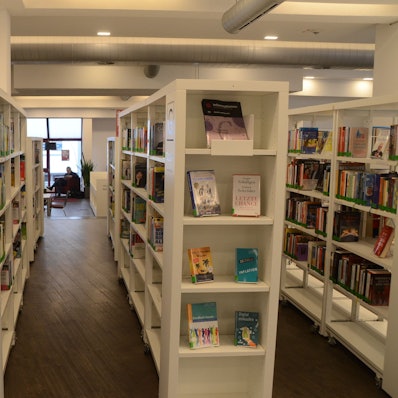 Bücherregale in einer Bibliothek.