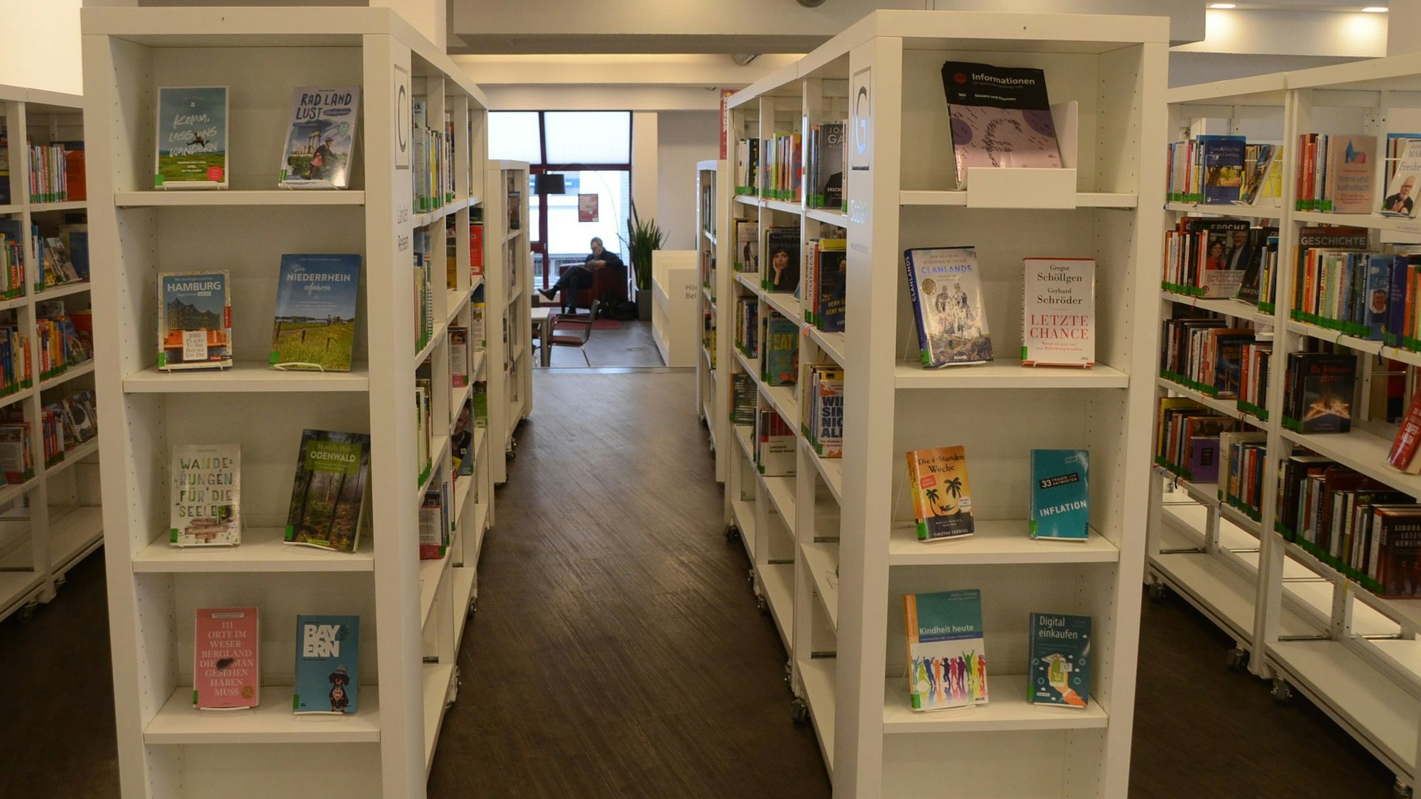 Bücherregale in einer Bibliothek.