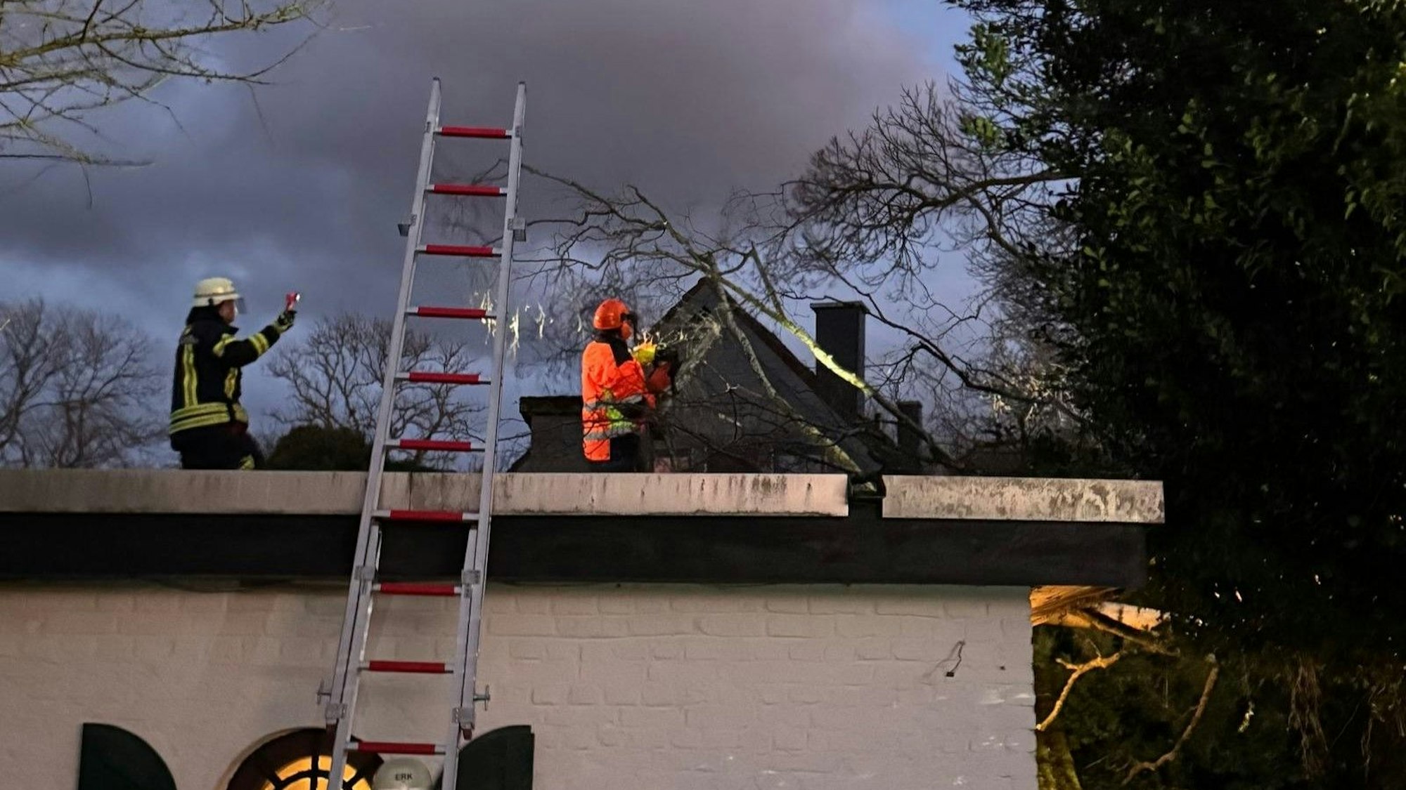 Die Feuerwehr war in etlichen Städten, wie hier in Erkrath, im Dauereinsatz.