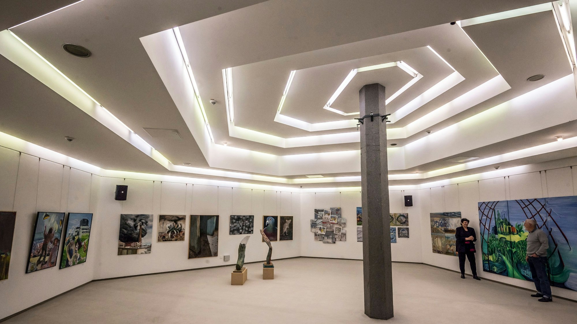 Forum-Galerie. Ellen Loh-Bachmann und Klaus Wolf hängen die Ausstellung zum 50. Jahrestag der kommunalen Neugliederung 1975. Foto: Ralf Krieger