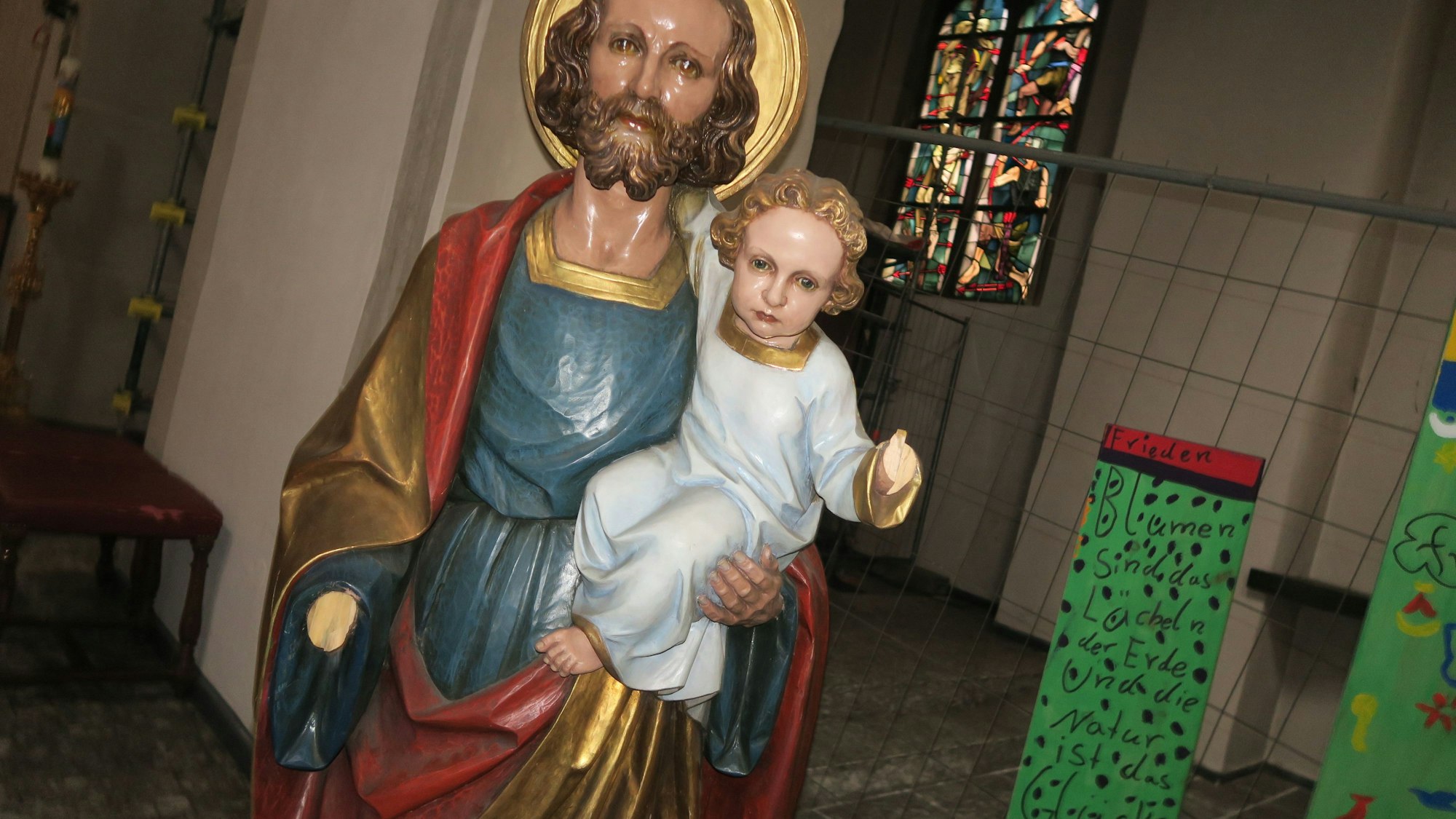 Dem heiligen Joseph und dem Jesuskind, das er trägt, wurden je eine Hand abgebrochen.