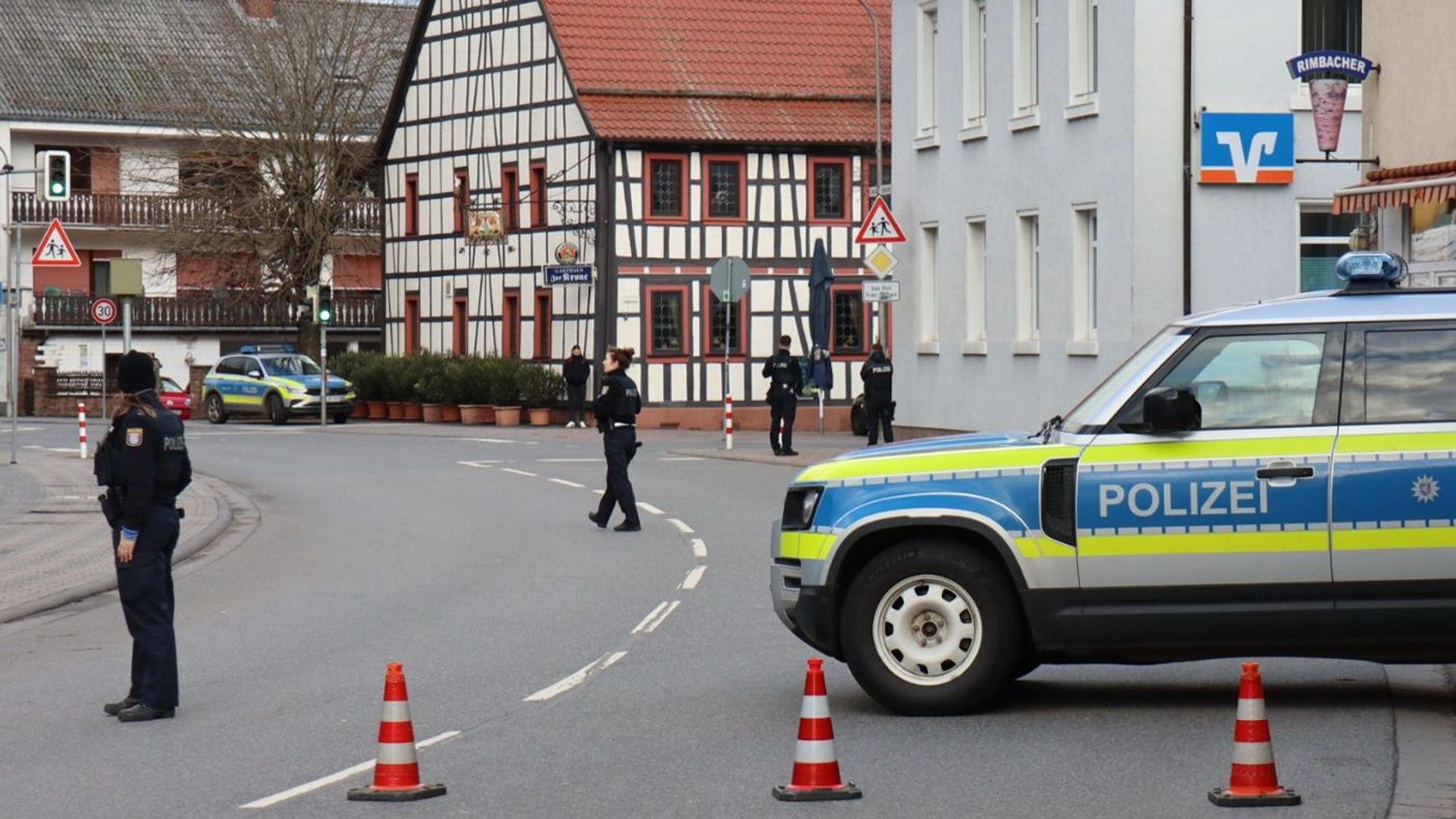 Großeinsatz von Polizei und Spezialeinsatzkräften vor einer Bankfiliale.