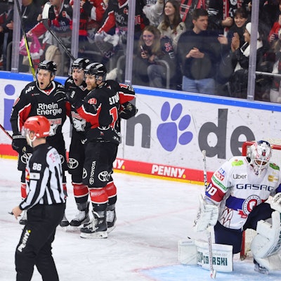 Die Kölner Spieler feiern das Tor von Maxi Kammerer zum 5:3 gegen Berlin.