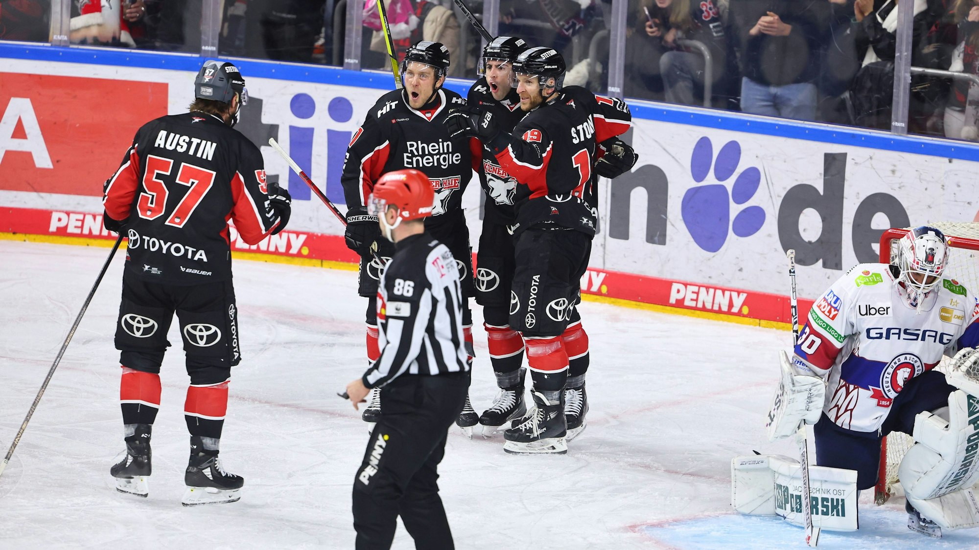 Die Kölner Spieler feiern das Tor von Maxi Kammerer zum 5:3 gegen Berlin.