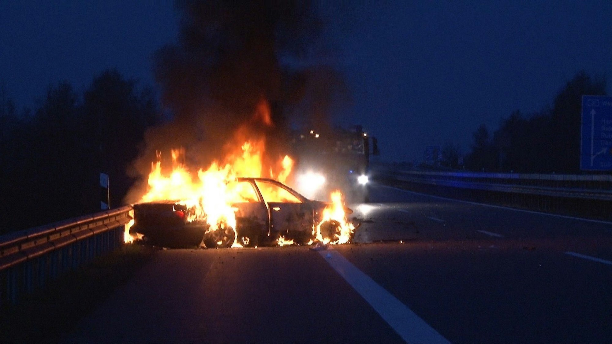 Das Auto brannte auf der Autobahn 59 komplett aus, es kam zu langen Staus (Symbolfoto).