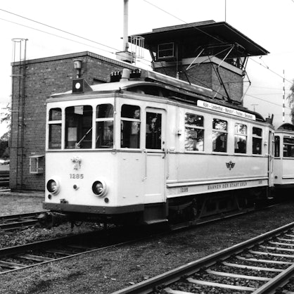Das Foto zeigt eine S-W-Aufnahme der alten Stadtbahnlinie F, zu der ein Buch erschienen ist.