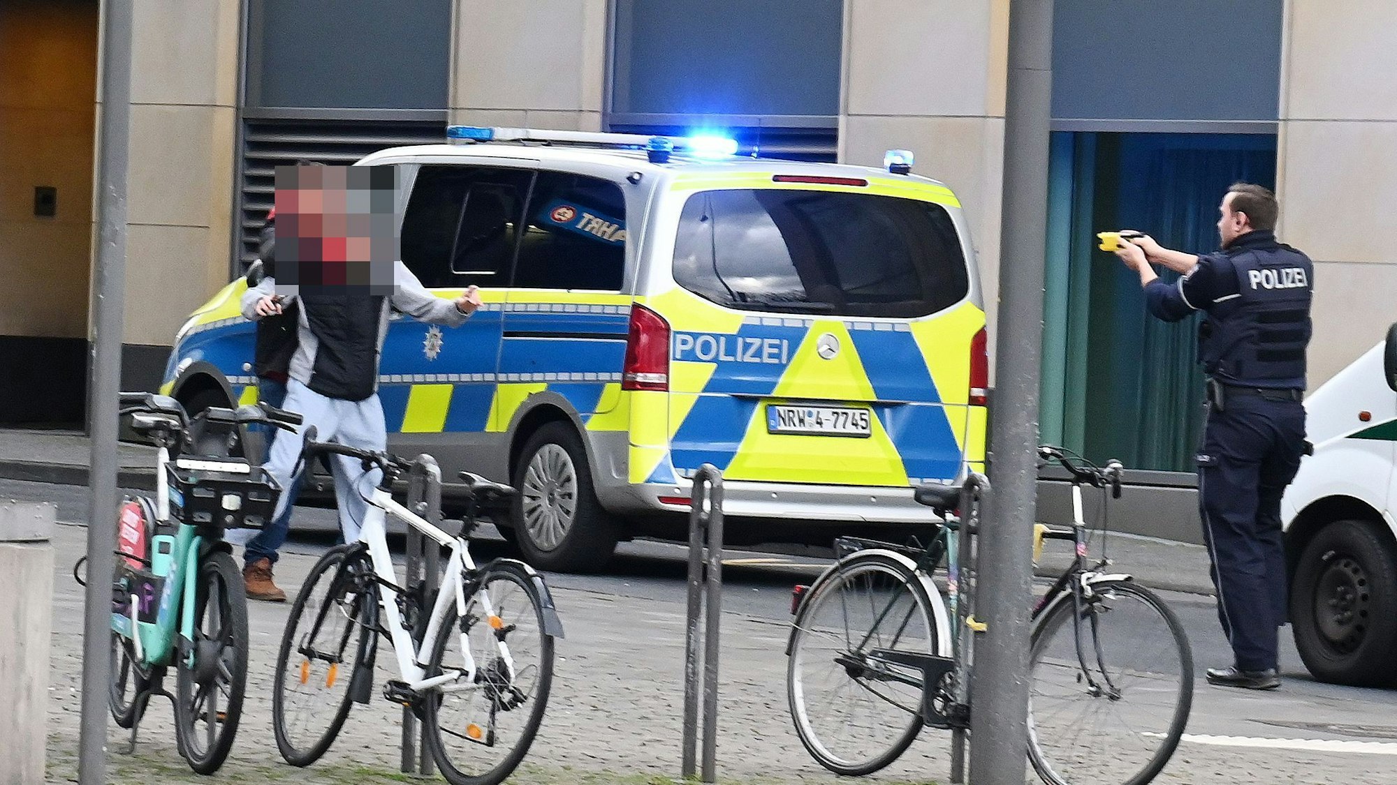 Mit gezückten Tasern forderten die Beamten den Mann auf, den Jugendlichen loszulassen, den er mit einem Kugelschreiber bedrohte.