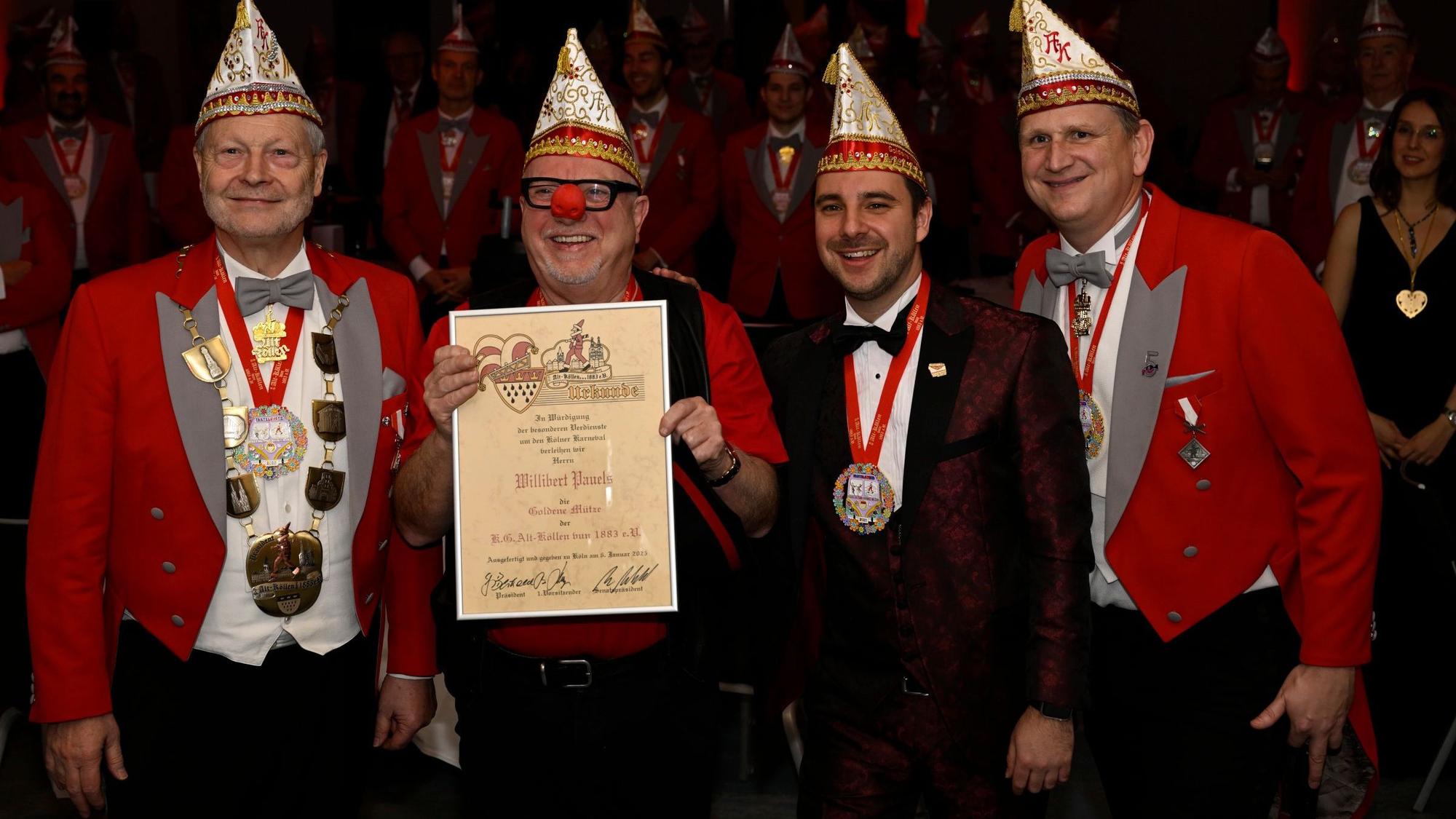 Willibert Pauels (2.v.l.) wurde von der KG Alt-Köllen mit der „Goldenen Mütze“ geehrt. Links neben ihm steht der neue Präsident Gregor Berthold, rechts daneben Stephan Henseler und Geschäftsführer Uwe Lüdemann.