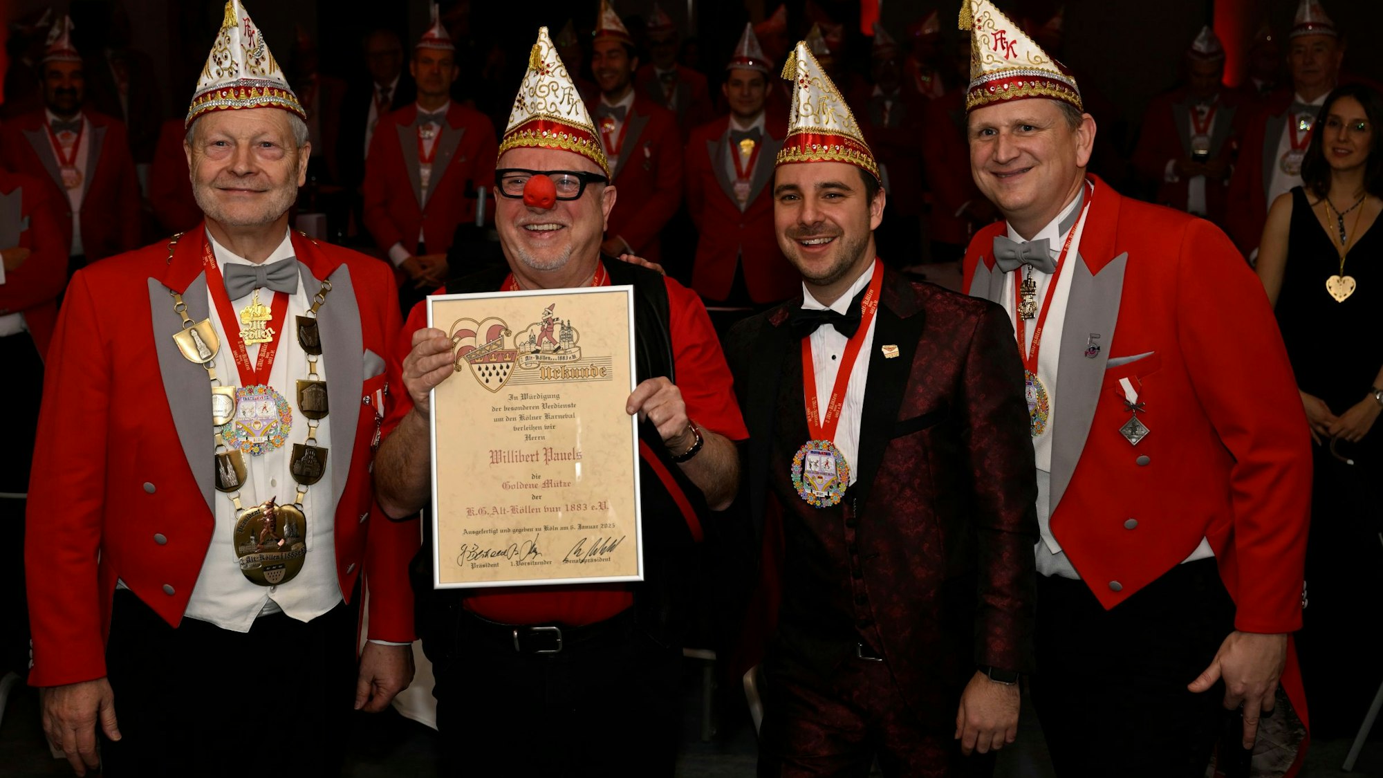 Willibert Pauels (2.v.l.) wurde von der KG Alt-Köllen mit der „Goldenen Mütze“ geehrt. Links neben ihm steht der neue Präsident Gregor Berthold, rechts daneben Stephan Henseler und Geschäftsführer Uwe Lüdemann.