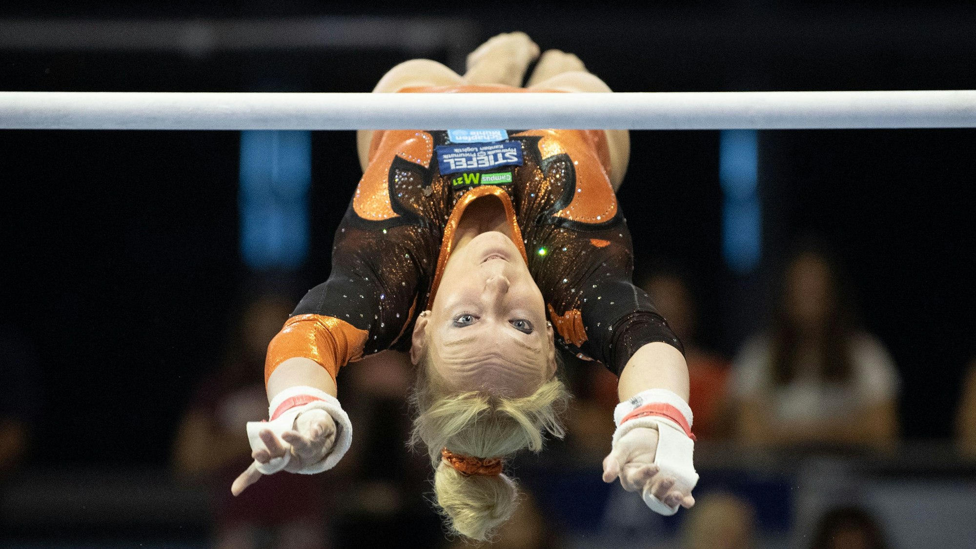 Janine Berger in Aktion am Stufenbarren. Ihre Spezialdisziplin ist der Sprung. (Archivbild)