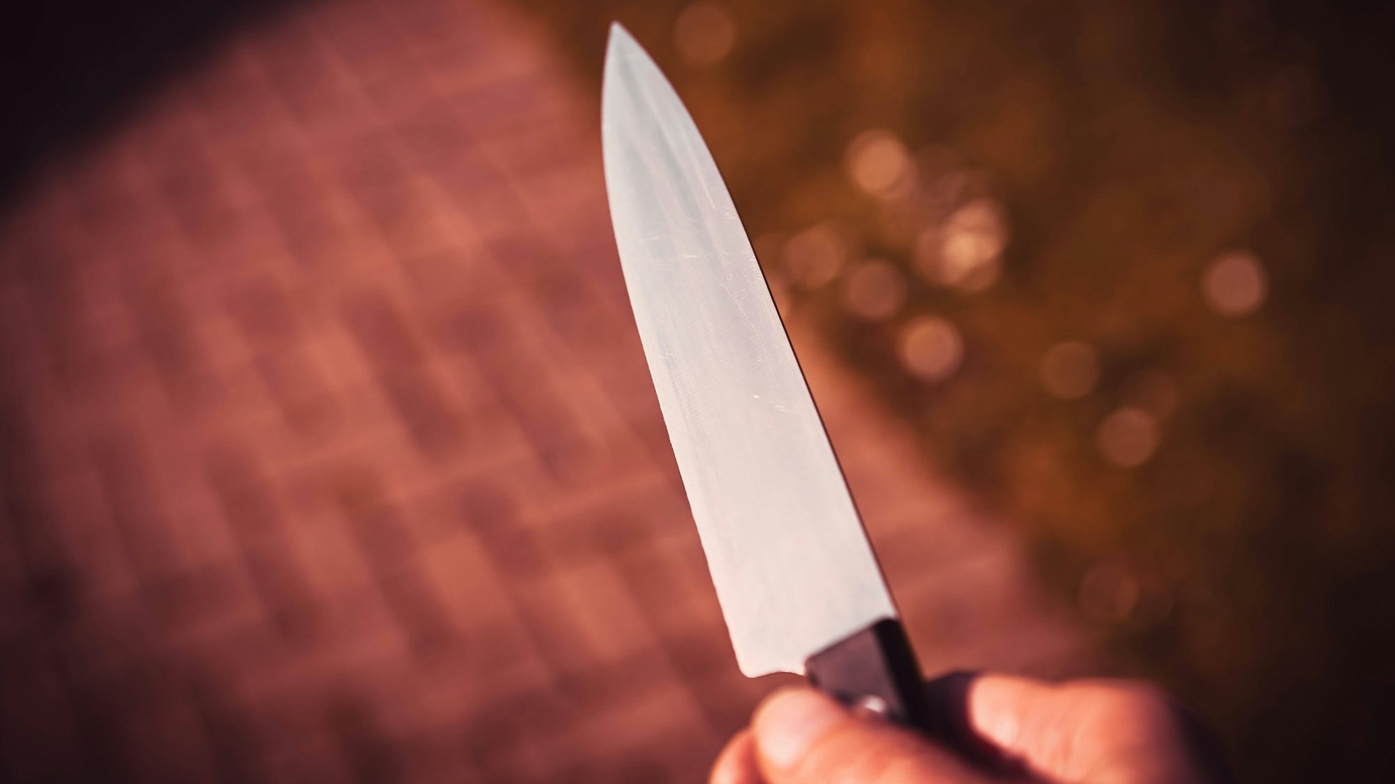 Eine Männerhand mit Messer.