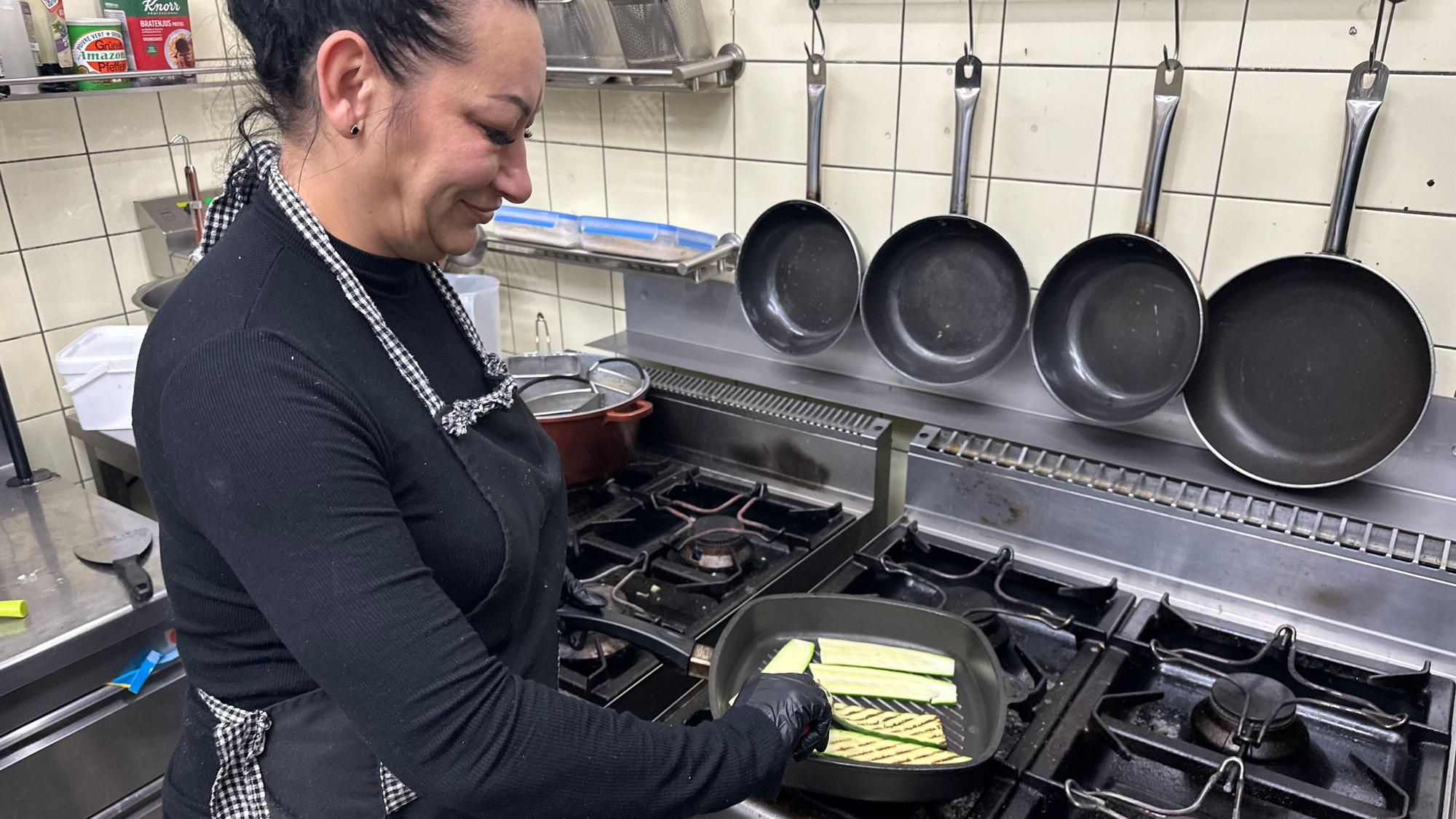 Das Restaurant Buon Cibo hat in Zündorf in den Räumen der Hubertusklause neu eröffnet. Flori Duica, hier am Herd, ist die Köchin und Mutter der Inhaberin Antonia Leordana.