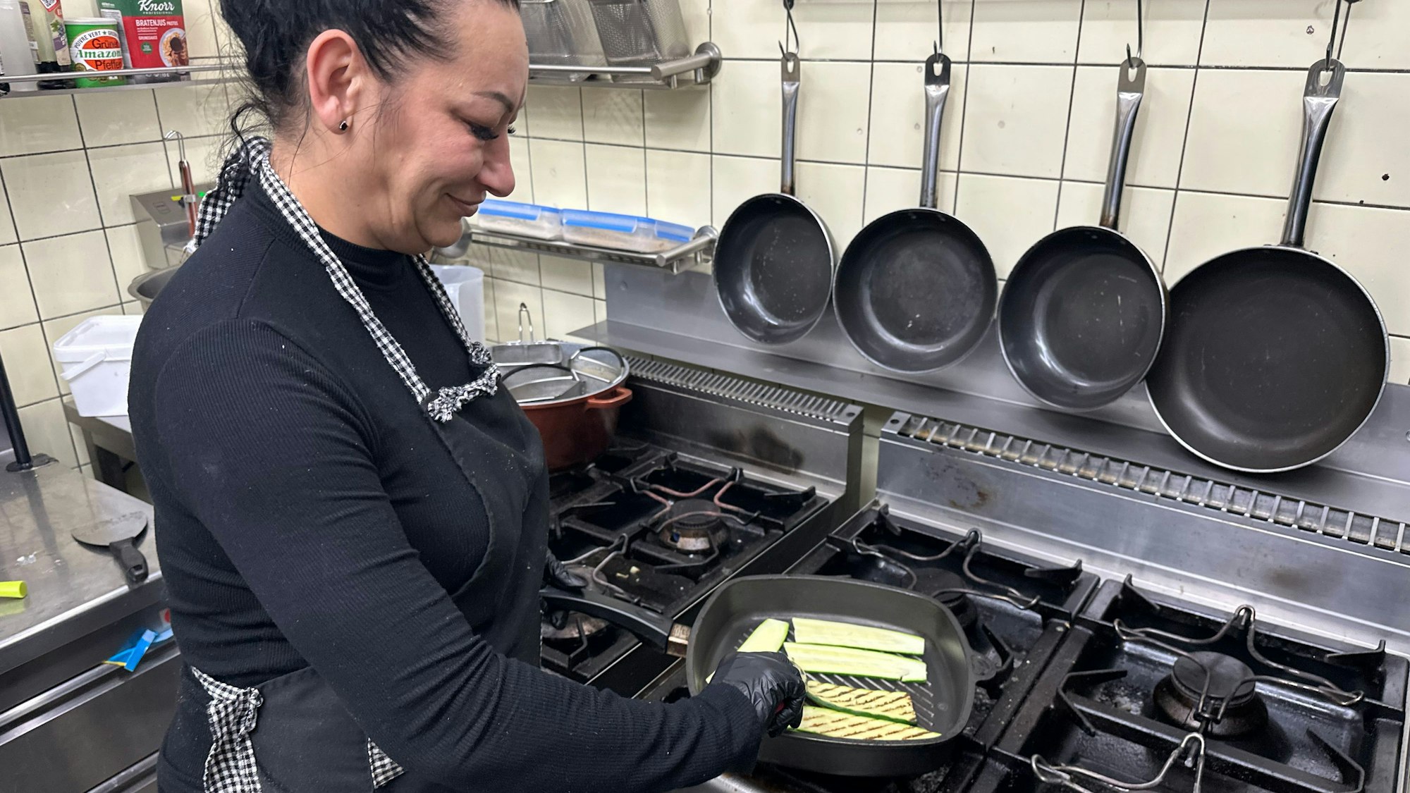 Das Restaurant Buon Cibo hat in Zündorf in den Räumen der Hubertusklause neu eröffnet. Flori Duica, hier am Herd,  ist die Köchin und Mutter der Inhaberin Antonia Leordana.