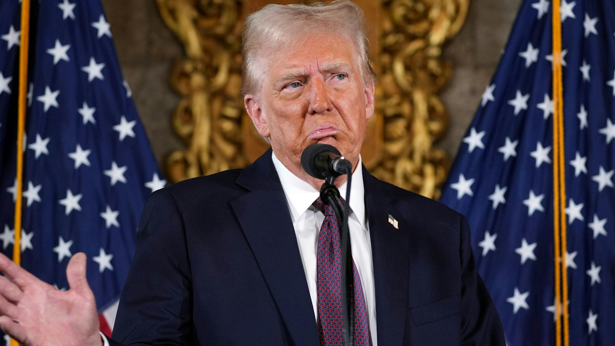 Der designierte US-Präsident Donald Trump spricht während einer Pressekonferenz in Mar-a-Lago.