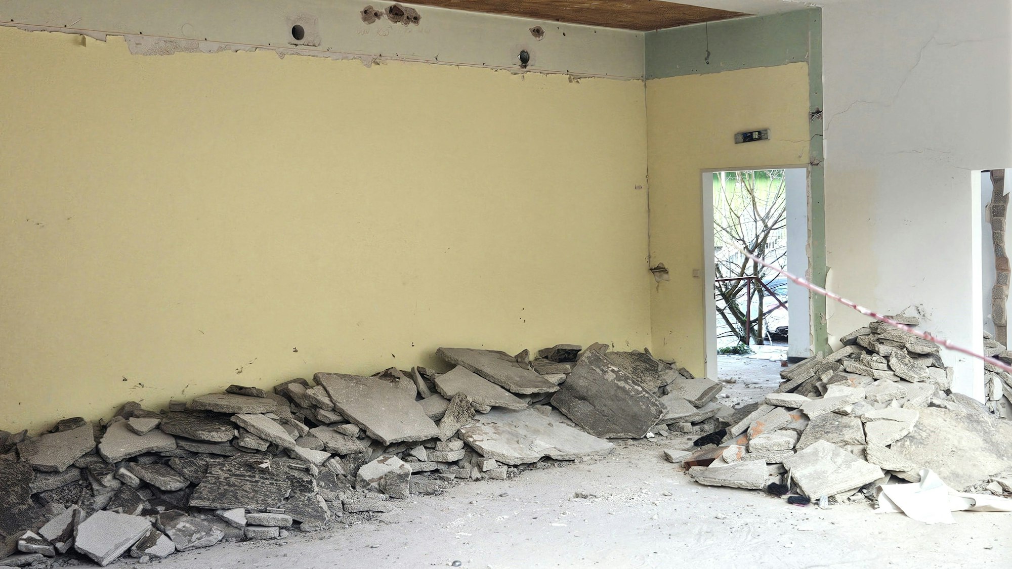 Bauschutt liegt in einem Raum des ehemaligen Hotels.