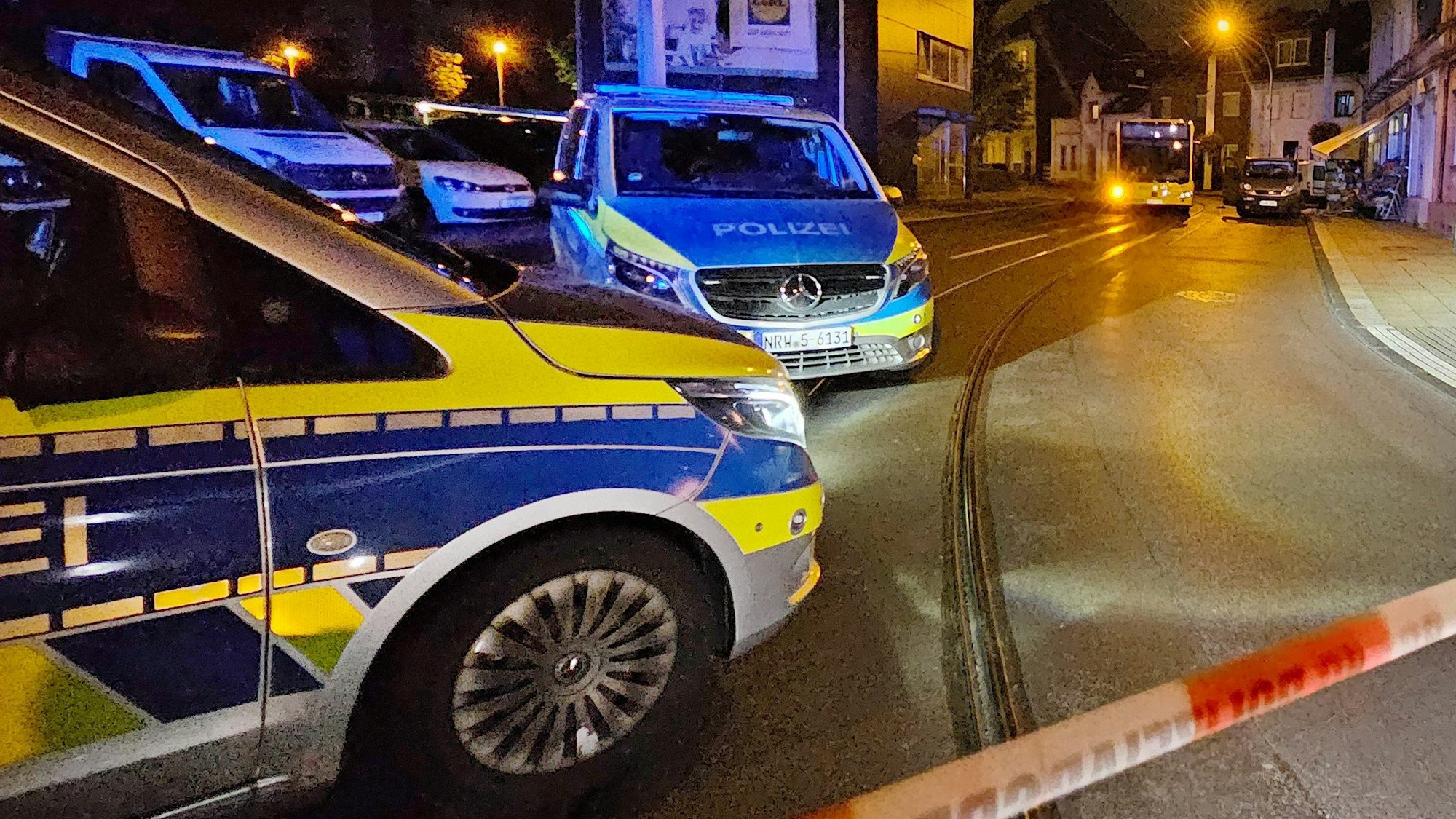 Die Polizei hat an einem Lebensmittelgeschäft einen Bereich abgesperrt.