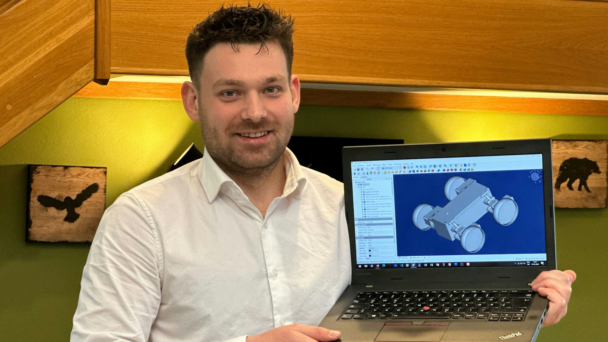 Aleksander Sadowski mit der Simulation eines Mars-Roboters.