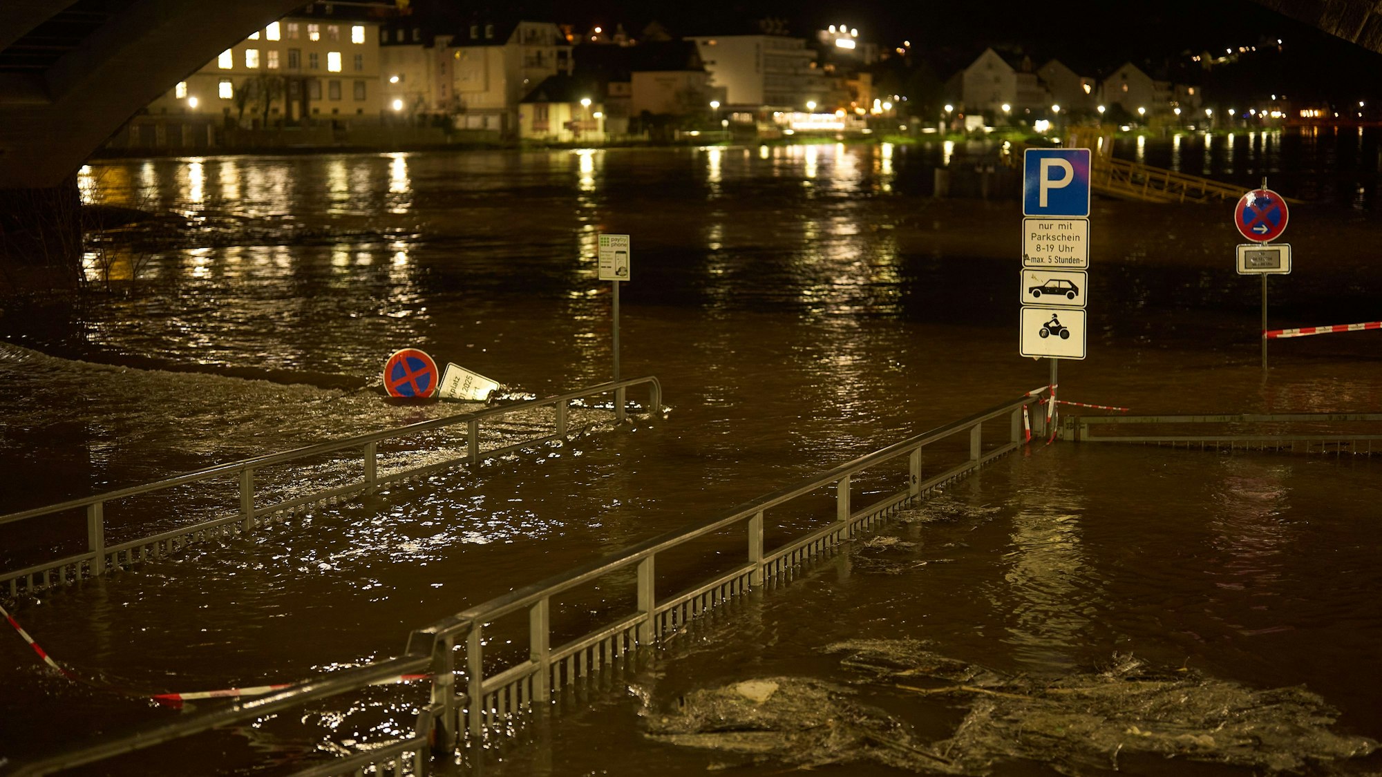 06.01.2025, Rheinland-Pfalz, Cochem: Schneeschmelze und starker Regen haben zu einem leichten Hochwasser an der Mosel geführt. Die Uferanlagen in Cochem sind überflutet. Foto: Thomas Frey/dpa +++ dpa-Bildfunk +++