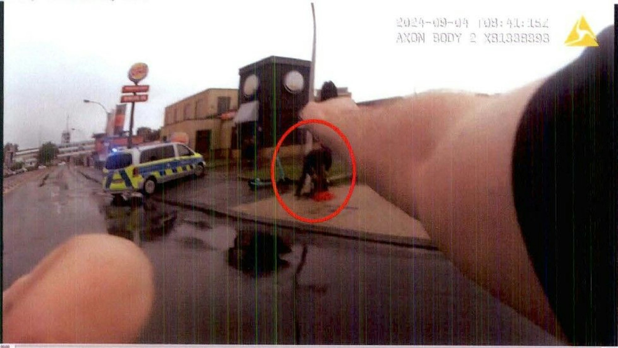 Aufnahme einer Bodycam: Der Tatverdächtige beugte sich über seinen Rucksack und holte ein Messer heraus.