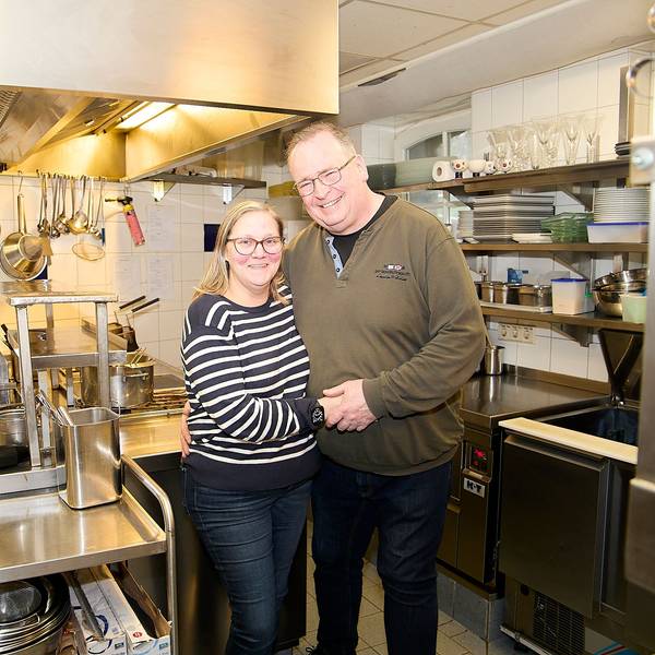 Bianka und Harald Paulus, die Betreiber des Schlossrestaurants in Schleiden, stehen Arm in Arm in der Küche ihres Restaurants.