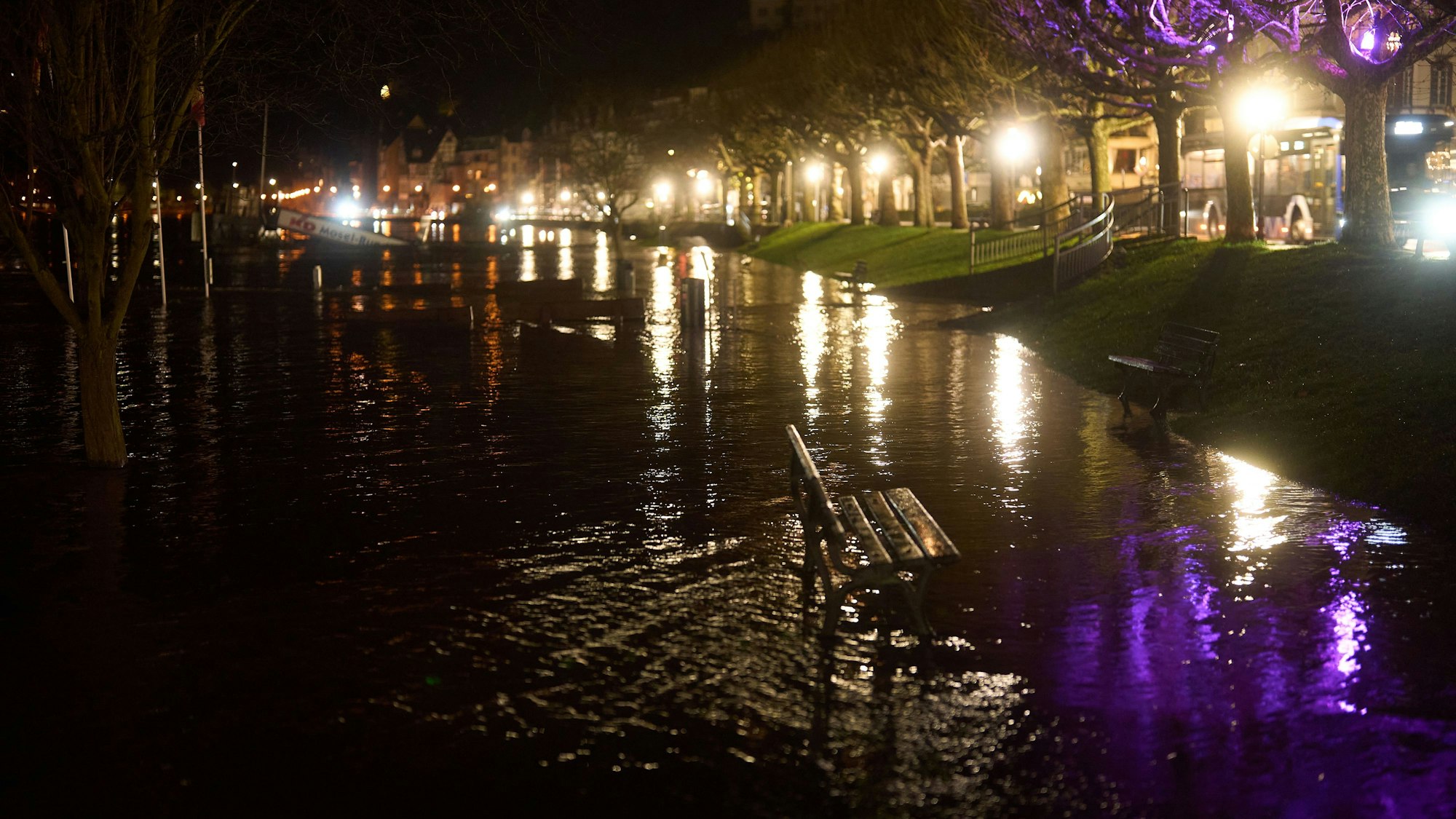 Auch einige Straßen mussten gesperrt werden. Die Lage war aber nicht kritisch.