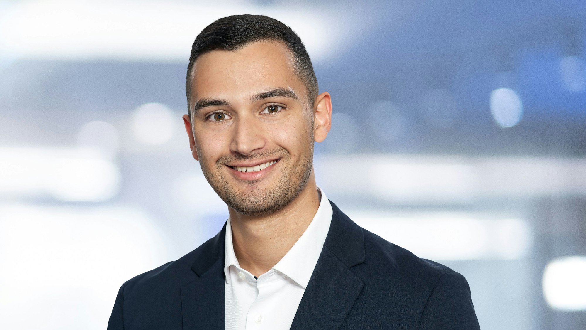 Auf dem Bild ist das Portrait eines jungen Mannes zu sehen, der als Zentrenmanager in Frechen aktiv ist.