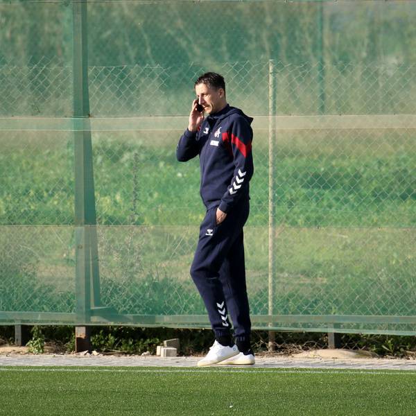 Busy: Sport-Geschäftsführer Christian Keller telefoniert am Rande des Trainingslagers des 1. FC Köln.