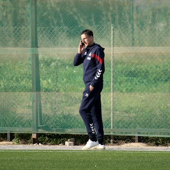 Busy: Sport-Geschäftsführer Christian Keller telefoniert am Rande des Trainingslagers des 1. FC Köln.