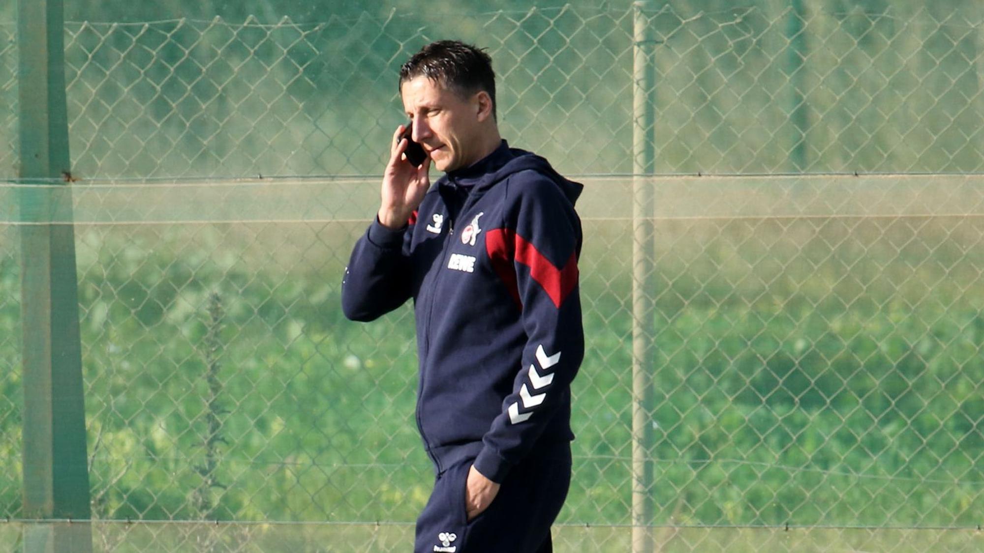 Busy: Sport-Geschäftsführer Christian Keller telefoniert am Rande des Trainingslagers des 1. FC Köln.