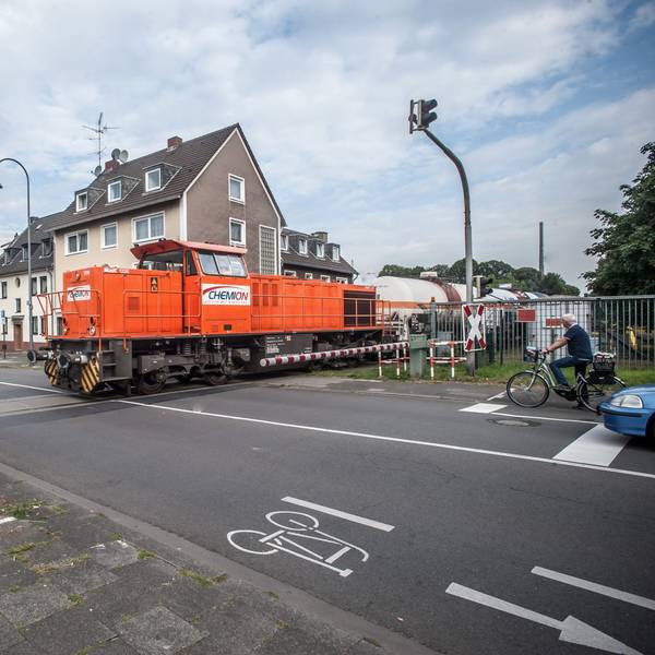 Bayer-Bahn am Übergang Evergerstraße in Köln-Flittard