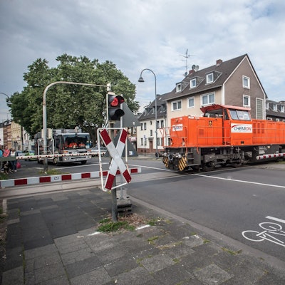 Bayer-Bahn am Übergang Evergerstraße in Köln-Flittard