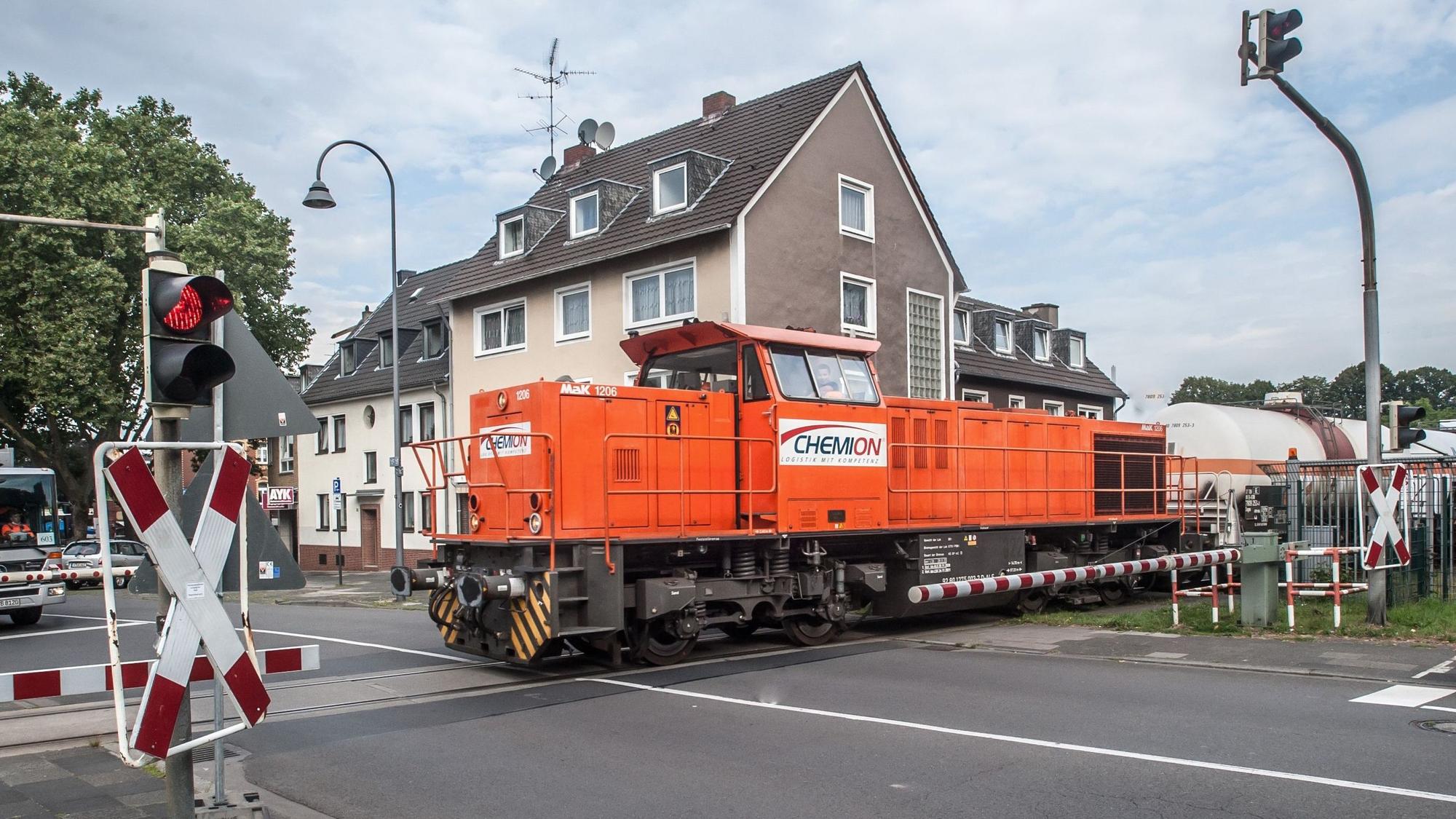 Bayer-Bahn am Übergang Evergerstraße in Köln-Flittard