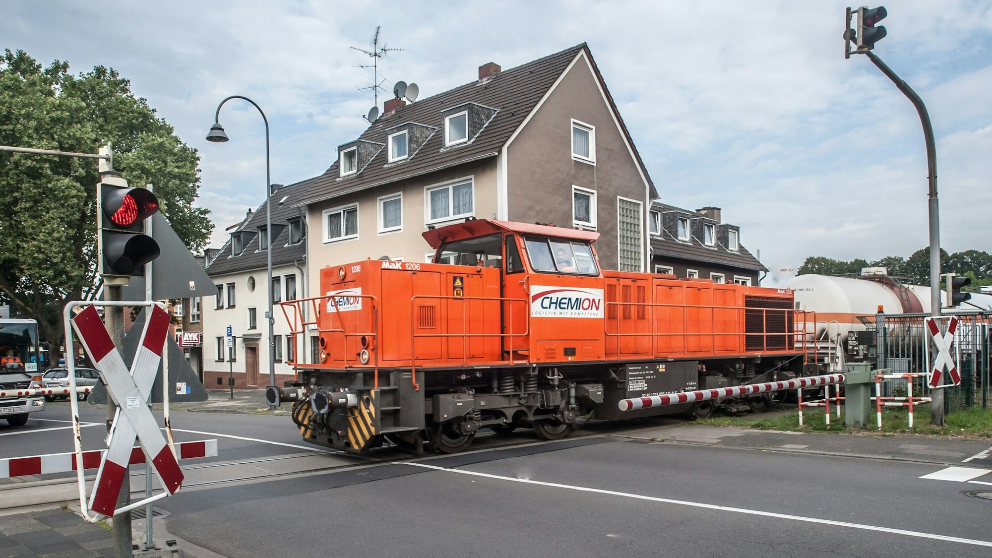 Bayer-Bahn am Übergang Evergerstraße in Köln-Flittard