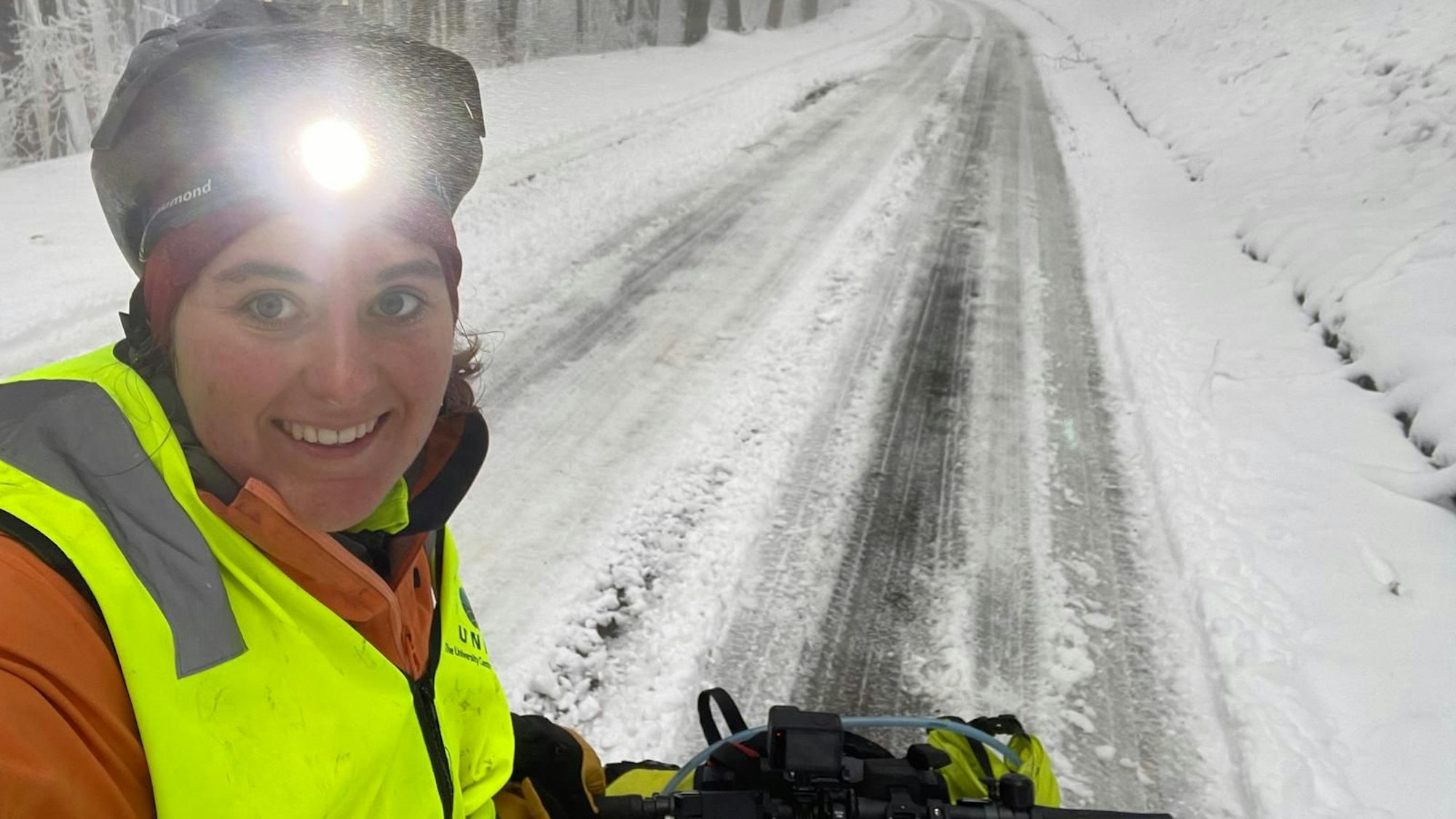 Zu sehen ist Madeleine Alisa Wörner auf einer verschneiten Straße.