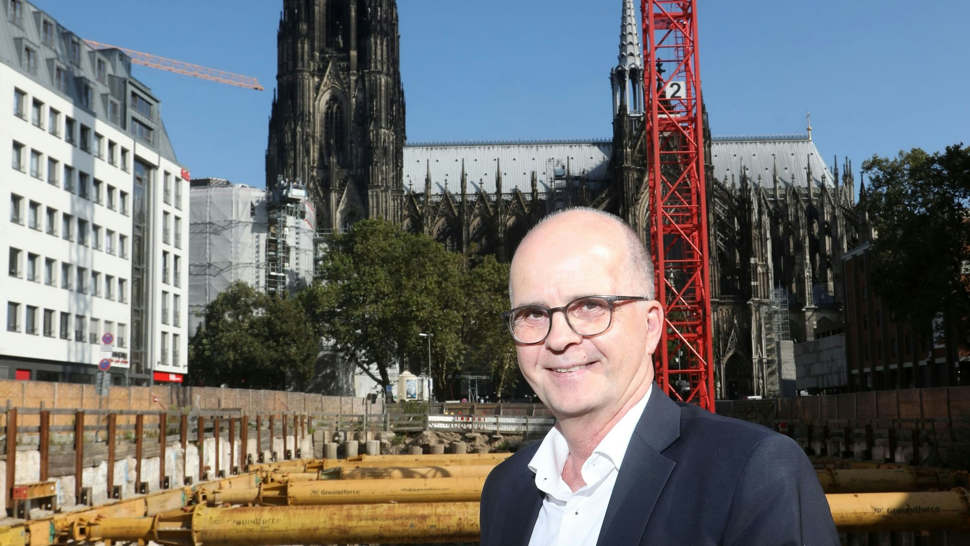 Baudezernent Markus Greitemann vor einer Baustelle am Dom.