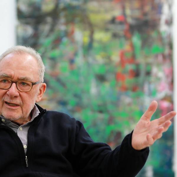 Der Künstler Gerhard Richter spricht in Köln in seinem Atelier.