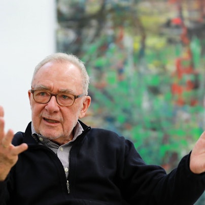 Der Künstler Gerhard Richter spricht in Köln in seinem Atelier.