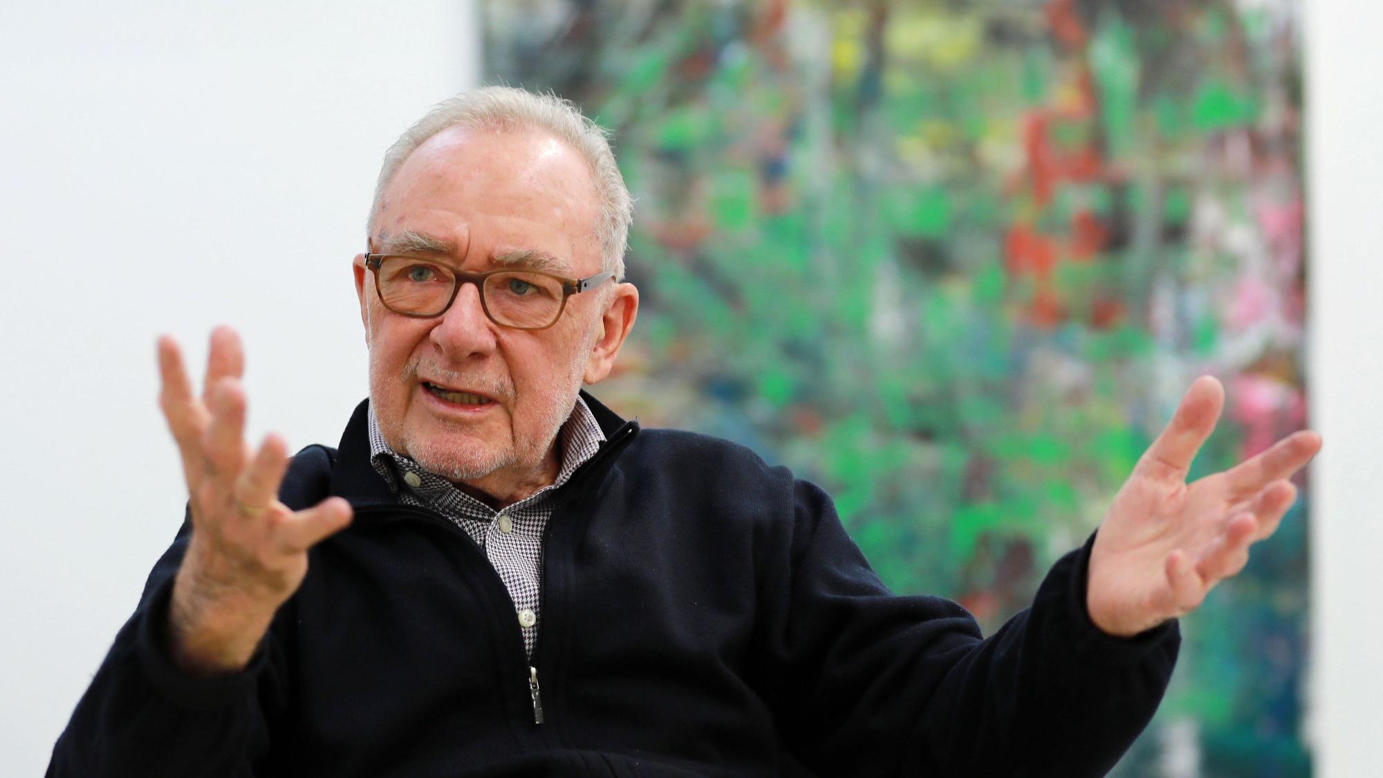 Der Künstler Gerhard Richter spricht in Köln in seinem Atelier.