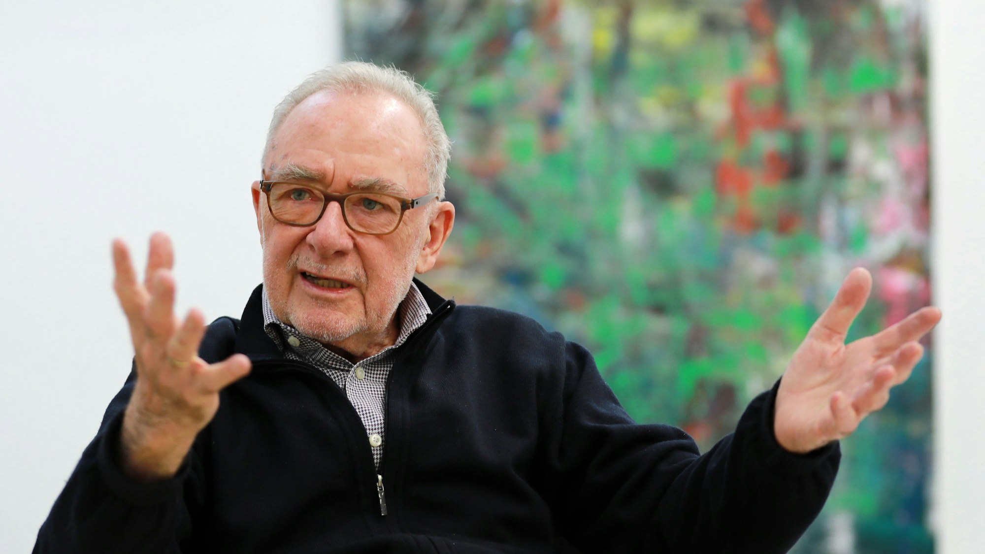 Der Künstler Gerhard Richter spricht in Köln in seinem Atelier.