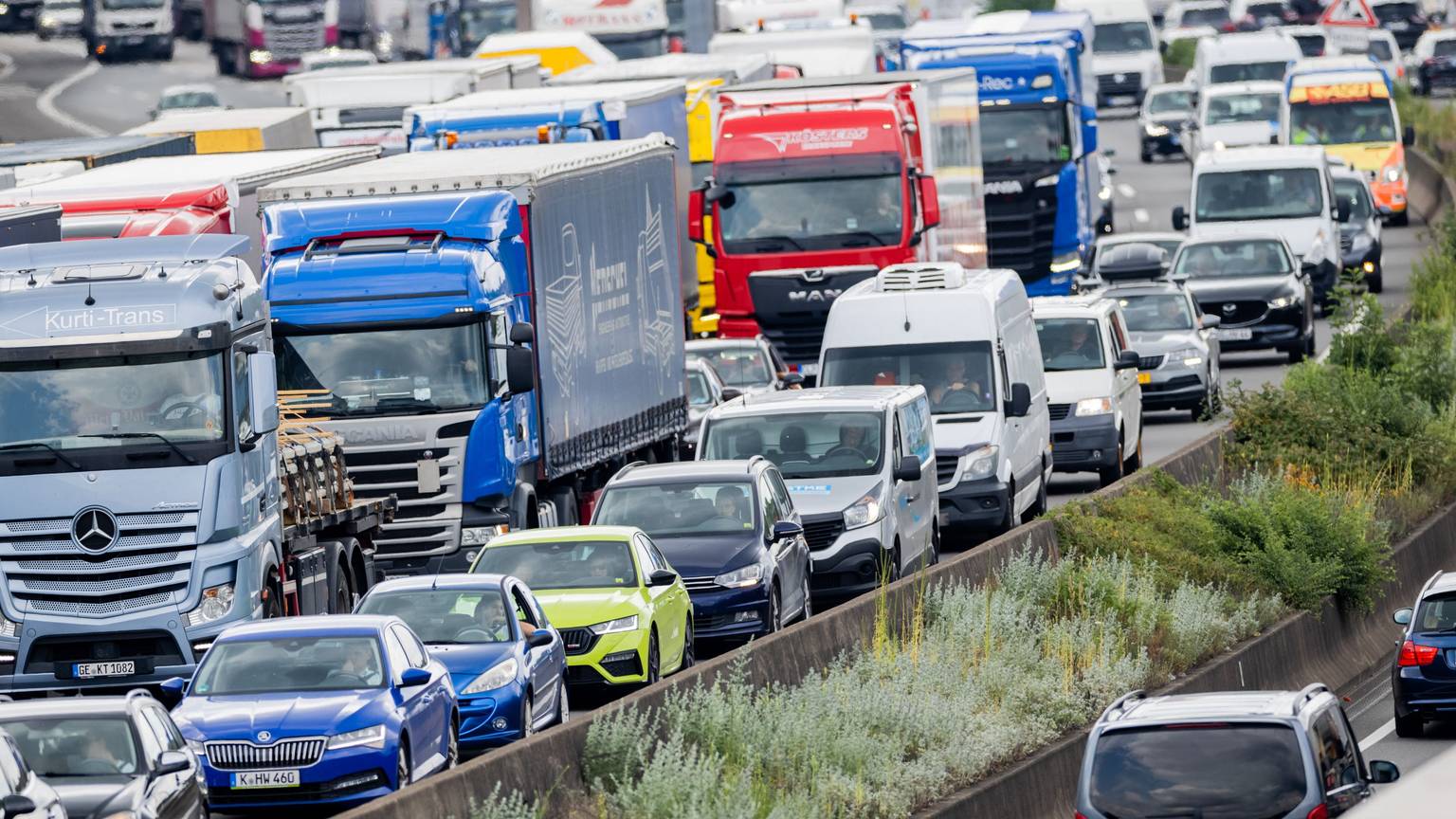 Autos und Lkw stauen sich auf der A3 im Autobahndreieck Köln-Heumar.
