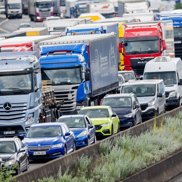 Autos und Lkw stauen sich auf der A3 im Autobahndreieck Köln-Heumar.