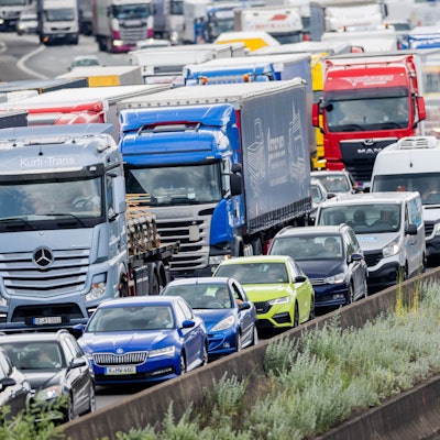 Autos und Lkw stauen sich auf der A3 im Autobahndreieck Köln-Heumar.