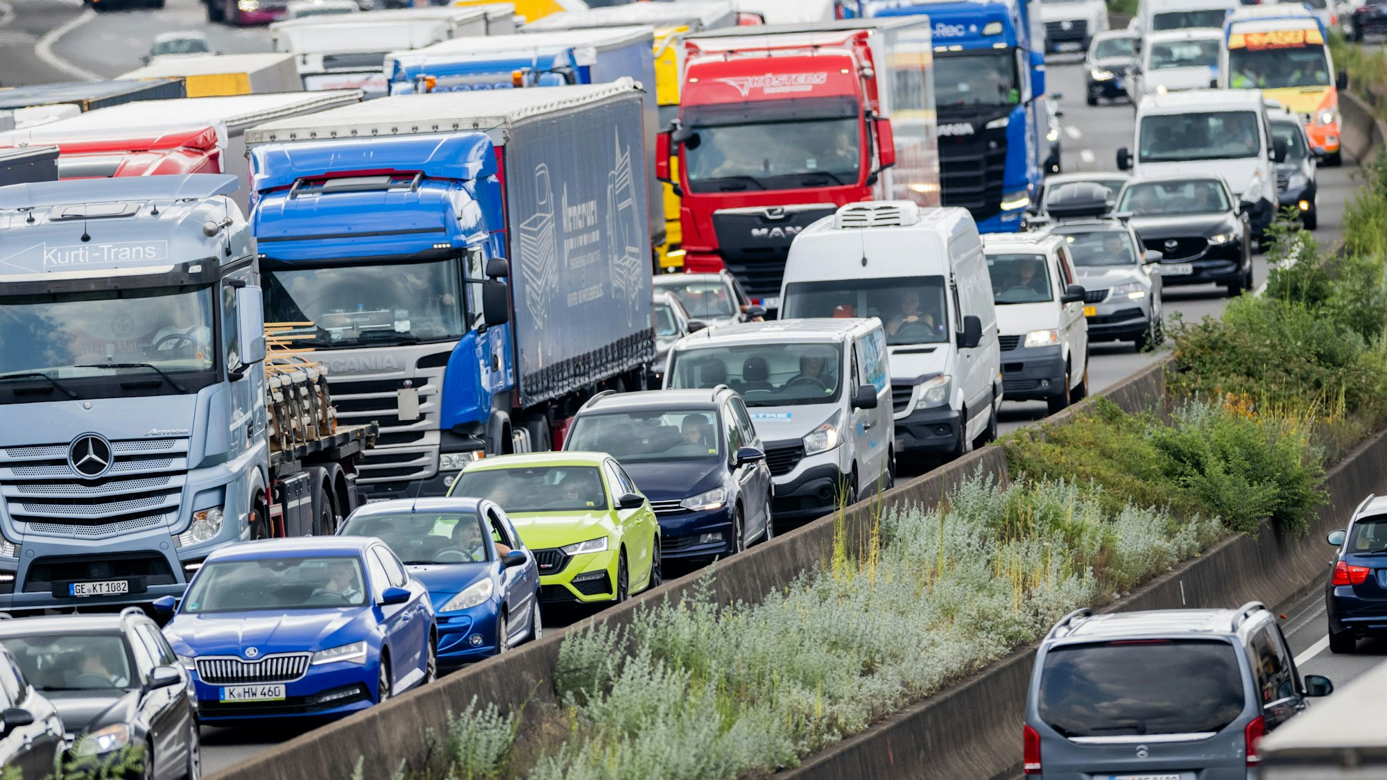 Autos und Lkw stauen sich auf der A3 im Autobahndreieck Köln-Heumar.