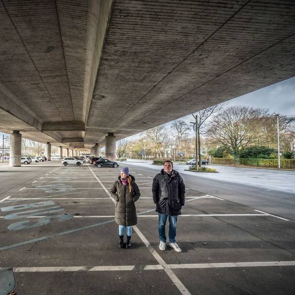 Ina Hamm und Moritz Tamm stehen auf dem Parkplatz unter der Stelze.