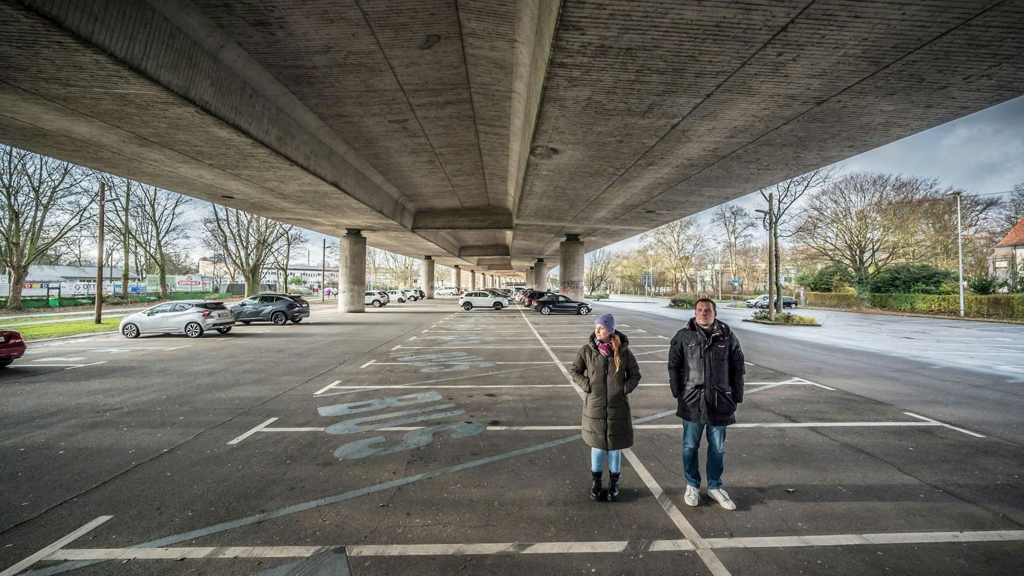 Ina Hamm und Moritz Tamm haben zunehmend Probleme mit Rasern und Posern unter der Stelze. Die kommen nämlich immer öfter.