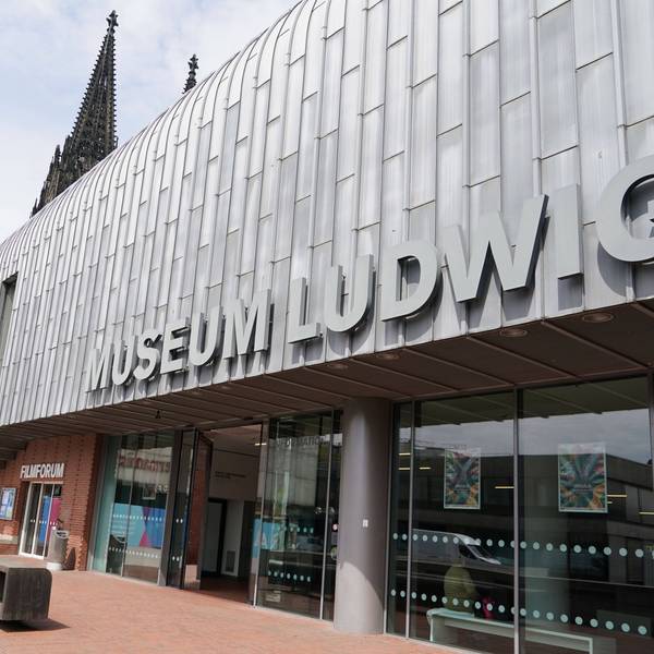 Das Kölner Museum Ludwig mit Schriftzug über dem Eingang