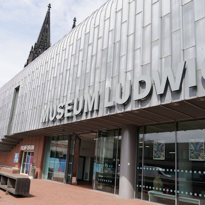 Das Kölner Museum Ludwig mit Schriftzug über dem Eingang