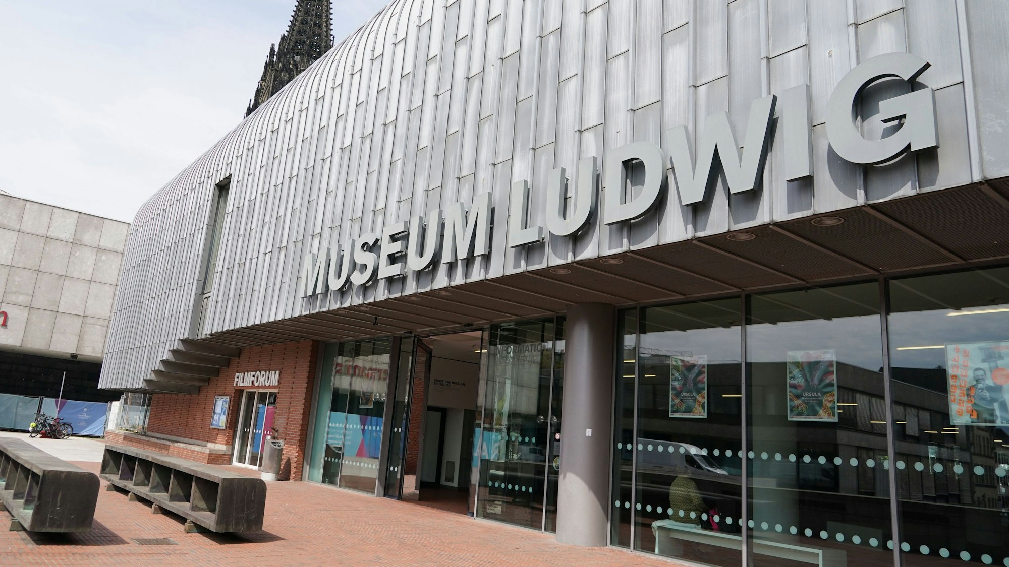 Blick auf den Hintereingang des Museums Ludwig.